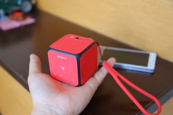 S RS-X11. Loa di động không dây SRS-X11 là mẫu loa di động nhiều màu sắc, công suất 10W đủ để phát nhạc cho một nhóm nhỏ. Thiết bị có thiết kế dạng chiếc hộp nhỏ được bọc cao su chống sốc. Tuy có thiết kế nhỏ gọn, SRS-X11 vẫn cho thời lượng sử dụng lên đến 12 tiếng trong một lần sạc. Người dùng cũng có thể kết nối cùng lúc 2 loa bằng Bluetooth để trải nghiệm âm thanh stereo hoặc Double Mode cho công suất phát nhạc lớn gấp đôi.