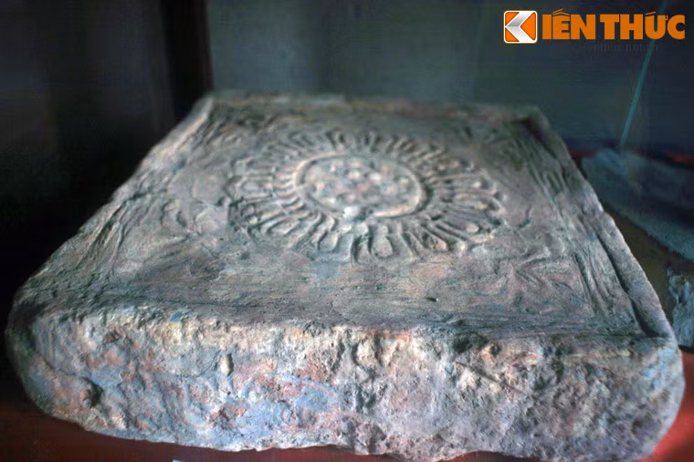 Gạch in nổi hình hoa sen dùng để lát cung thất, vương phủ nhà Đinh.