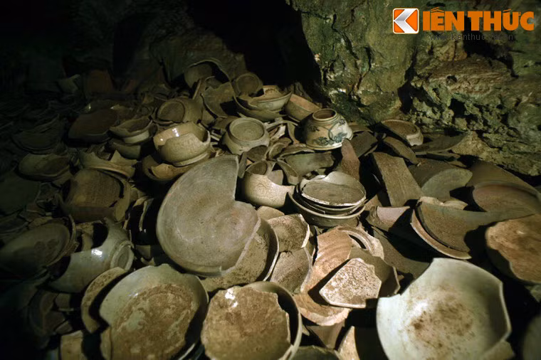 Hàng nghìn mảnh vỡ gốm sứ nhà Đinh.