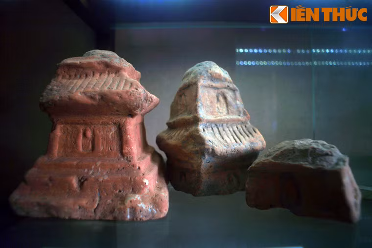 Tháp thờ Phật triều Đinh.