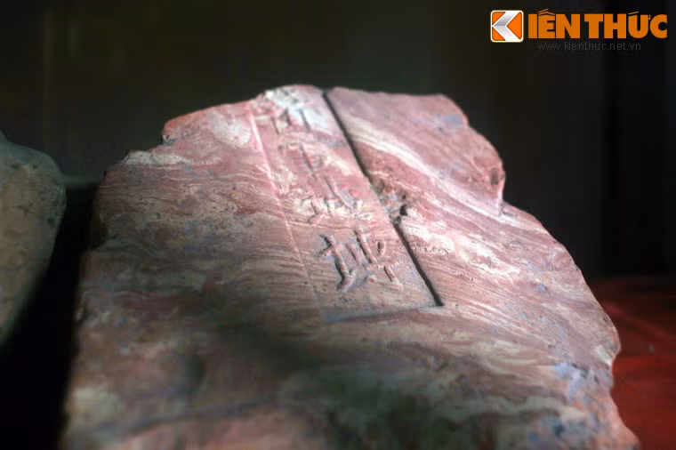 Viên gạch khắc chữ "Đại Việt Quốc Quân Thành Chuyên" (Gạch xây thành nước Đại Việt) của nhà Đinh.