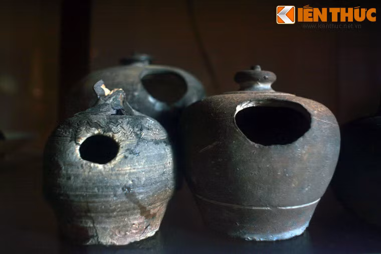 Bình vôi bằng sành triều Đinh.