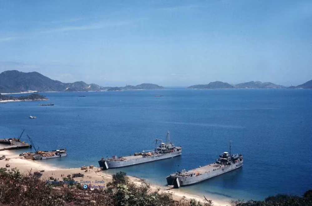 Tàu đổ bộ của Mỹ ở Cam Ranh.