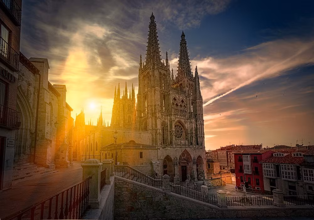 Nhiều nghệ sĩ lớn của Tây Ban Nha có tác phẩm trong nhà thờ này như các kiến trúc sư và nhà điêu khắc của gia đình Colonia (Juan , Simón và Francisco), các nhà điêu khắc Gil de Siloé , Felipe Vigarny hoặc Juan de Anchieta , nhà điêu khắc và kiến trúc sư Diego de Siloé...