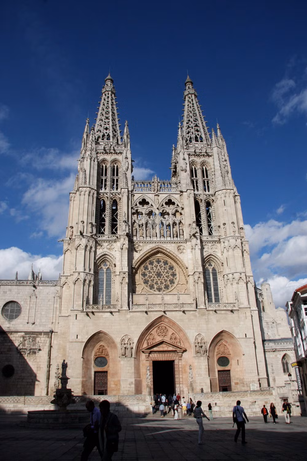 Công trình mang phong cách kiến trúc chủ đạo là Gothic kiểu Pháp, mặc dù giai đoạn xây dựng vào thế kỷ 15 và 16 đã thêm vào các yếu tố Phục hưng.