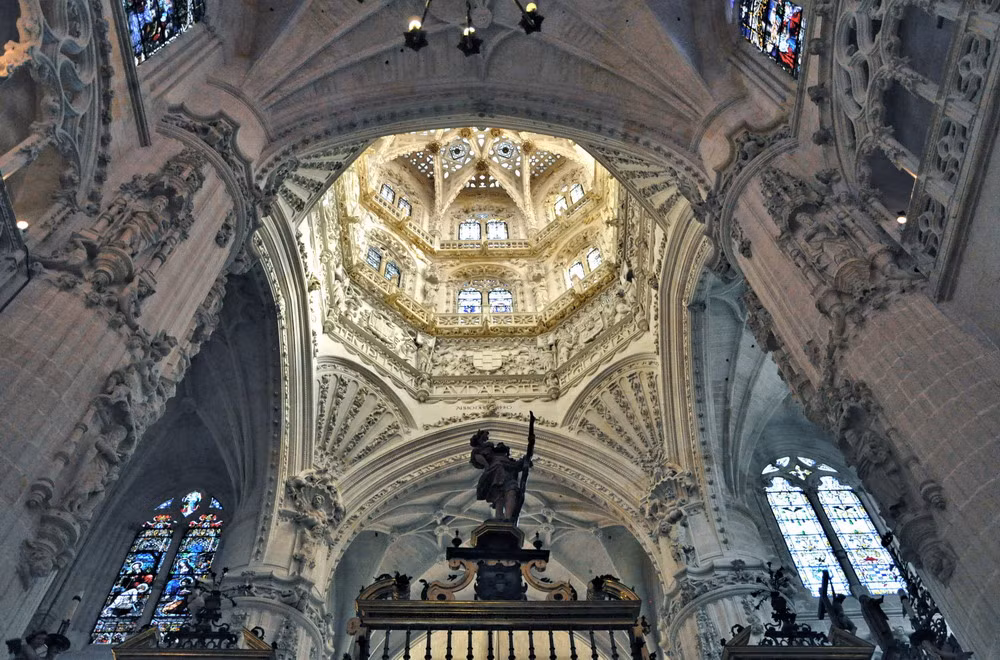 Nội thất nhà thờ gây choáng ngợp không kém với vẻ lộng lẫy hiếm có.