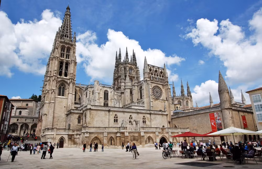 Là một trong ba nhà thờ lớn nhất của Tây Ban Nha, về tổng thể nhà thờ Burgos được xây bằng đá vôi trắng vươn cao với tất cả sự uy nghi và niềm kiêu hãnh.