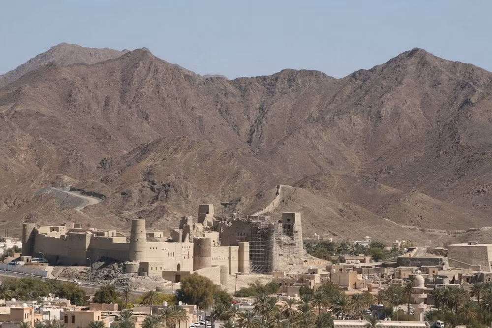 Nằm ở vị trí trung tâm của ốc đảo Bahla của đất nước Oman, pháo đài Bahla là một trong công trình quân sự cổ đáng chú ý nhất của thế giới Ả Rập.