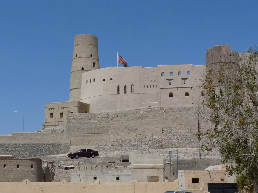 Pháo đài Bahla đã ra đời với dáng vẻ bề thế gây choáng ngợp với những bức tường bao quanh rất dày và tháp canh cao vút.