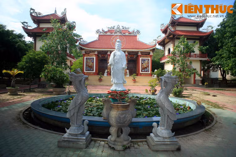 Theo đó, một hôm nhà vua bị bệnh, vừa chợp mắt thì mộng thấy một vị sư già mặc áo vỏ cây đứng bên giường hầu quạt, đến sáng thì khỏi bệnh. Khi ngự triều, nhà vua đem chuyện ấy hỏi các quan, có người tâu rằng vị sư già đó có lẽ là Linh Phong thiền sư ở chùa Linh Phong ngày xưa. Vì vậy, năm 1826, nhà vua ban cho chùa này một chiếc áo cà sa mới may để thờ, đồng thời cho lấy 120 lượng bạc ở trong kho để trùng tu lại chùa. Ảnh: Toàn cảnh khu vực chính điện.