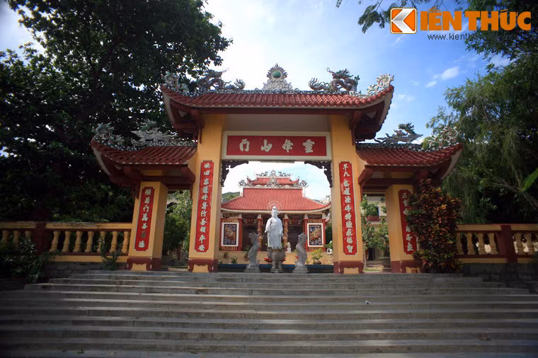 Đến đời vua Minh Mạng, chùa Linh Phong được sửa sang lớn. Việc này gắn với một câu chuyện nhuốm màu kỳ bí được sử nhà Nguyễn ghi lại. Ảnh: Tam quan chùa Ông Núi.