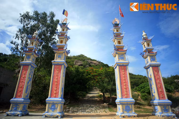 Nằm trên sườn phía Đông Nam núi Bà, thuộc huyện Phù Cát, tỉnh Bình Định, Linh Phong Thiền Tự còn gọi là chùa Ông Núi, là một ngôi cổ tự danh tiếng bậc nhất ở mảnh đất Bình Định. Ảnh: Trụ biểu của chùa Ông Núi dưới chân núi Bà.