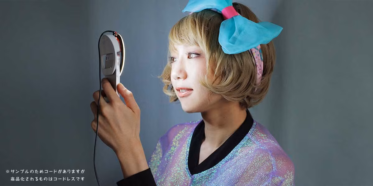 Việc chụp ảnh selfie đang phát triển rầm rộ trong những năm gần đây, kéo theo việc phát triển nhiều công cụ hỗ trợ cho phong trào này như: những chiếc gậy "tự sướng", những chiếc mũ sombrero... nhưng chúng vẫn chưa thể giải quyết được kẻ thù lớn nhất của việc chụp ảnh selfie: thiếu sáng. Bạn sẽ làm gì nếu đang ở trong một khu vực hơi tối tăm nhưng lại muốn chia sẻ với mọi người?