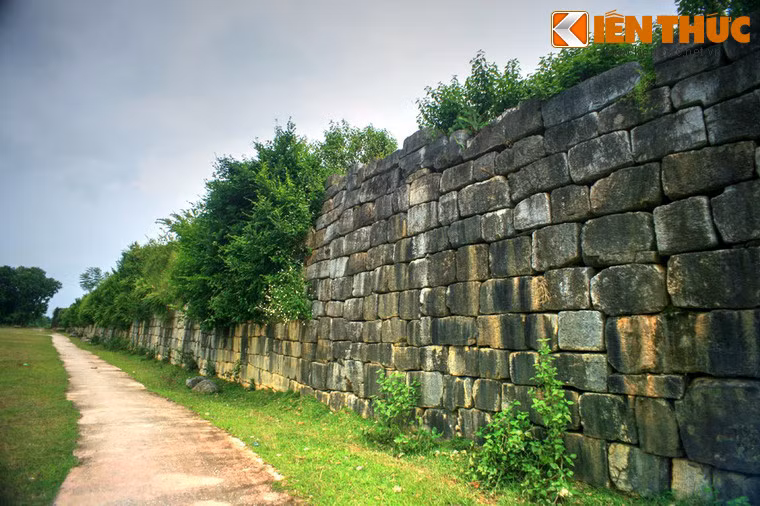 Như mọi thành quách bấy giờ, thành bao gồm thành nội và thành ngoại. Thành ngoại được đắp bằng đất, trên trồng tre gai dày đặc cùng với một vùng hào sâu có bề mặt rộng gần tới 50m bao quanh. Bên trong thành ngoại là thành nội có mặt bằng hình chữ nhật chiều Bắc - Nam dài 870,5m, chiều Đông - Tây dài 883,5m. Ảnh: Cận cảnh một đoạn tượng thành nội còn nguyên vẹn.