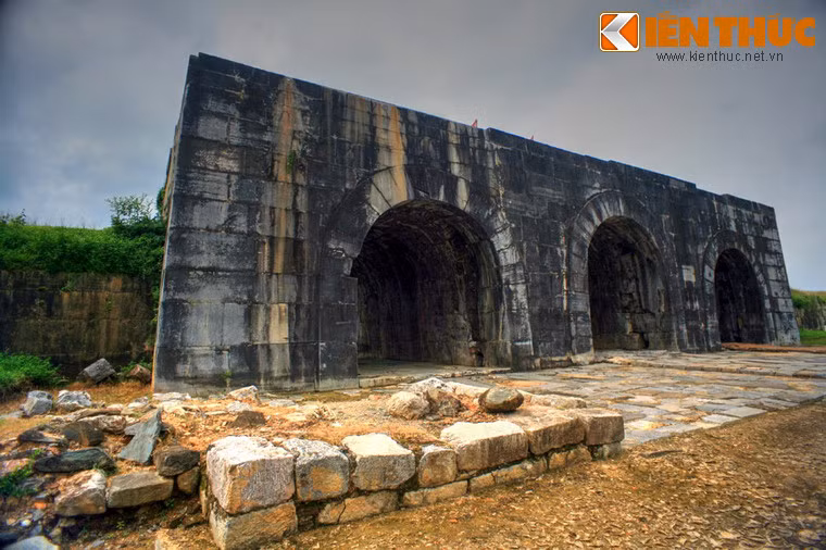 Các cổng đều xây kiểu vòm cuốn, đá xếp múi bưởi, trong đó to nhất là cửa Nam, gồm 3 cửa cuốn dài 33,8 m, cao 9,5 m, rộng 15,17 m. Các phiến đá xây đặc biệt lớn (dài tới 7 m, cao 1,5 m, nặng chừng 15 tấn). Ảnh: Cửa Nam của thành nhà Hồ.