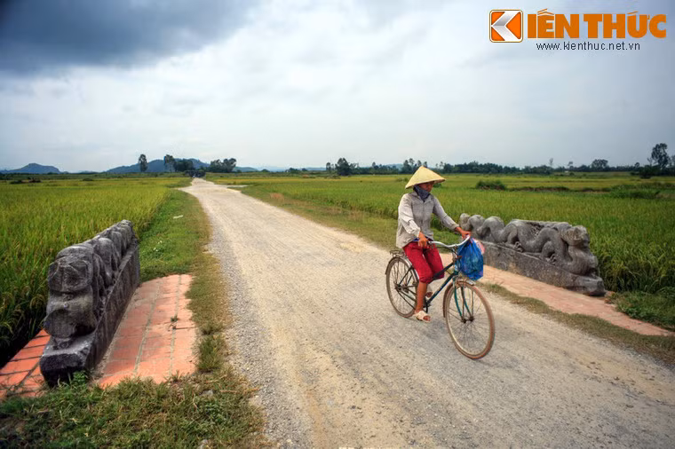 Trải qua nhiều thế kỷ, các cung điện, dinh thự trong khu vực nội thành đã bị phá huỷ. Trong các phế tích đáng chú ý có nền chính điện chạm một đôi tượng rồng đá rất đẹp dài 3,62 m.