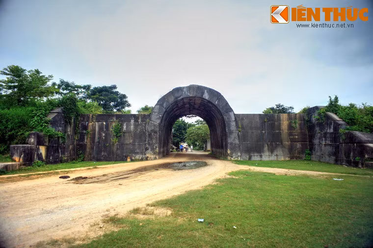 Theo sử sách, thành Tây Đô được xây vào năm 1397 dưới triều Trần trong thời gian rất ngắn, chỉ khoảng 3 tháng. Các cấu trúc khác bên trong tòa thành như các cung điện, la thành phòng vệ bên ngoài, đàn Nam Giao... còn được tiếp tục xây dựng và hoàn thiện cho đến năm 1402. Ảnh: Cửa Đông thành nhà Hồ.