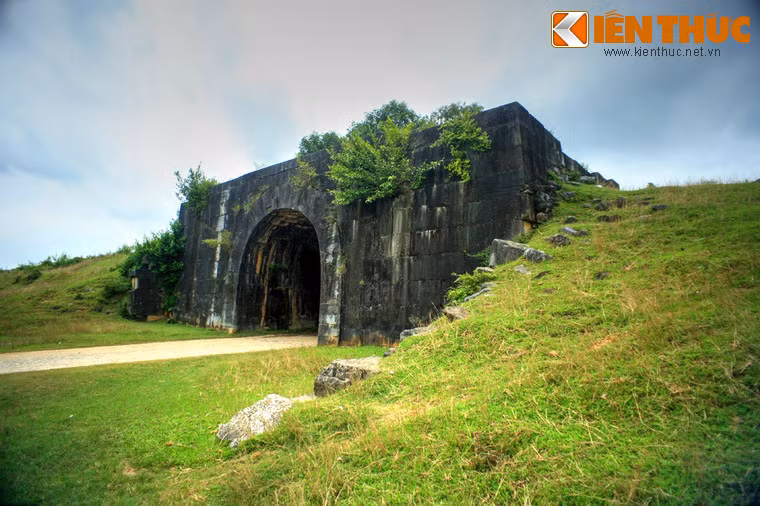 Đây là tòa thành kiên cố với kiến trúc độc đáo bằng đá có quy mô lớn hiếm hoi ở Việt Nam, có giá trị và độc đáo nhất, duy nhất còn lại ở Đông Nam Á và là một trong rất ít những thành lũy bằng đá còn nguyên vẹn trên thế giới. Ảnh: Cửa Bắc thành nhà Hồ.