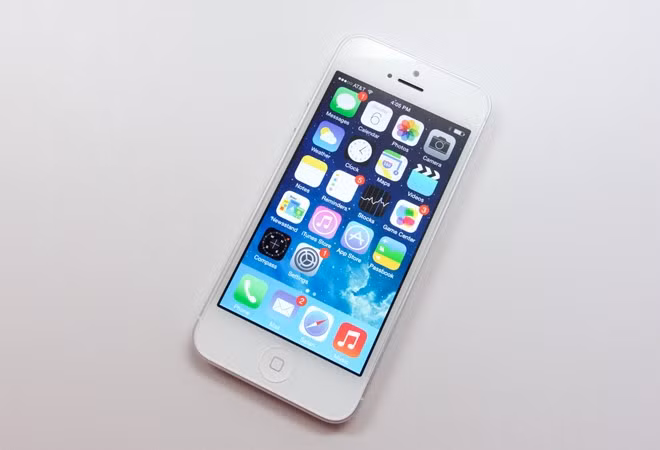  iPhone 5 qua sử dụng (4,8 triệu đồng): iPhone 5 qua sử dụng có sức bán rất tốt dịp nửa đầu 2015 ở nhóm xách tay tại Việt Nam. Máy có kiểu dáng đẹp, giá bán hợp túi tiền của nhiều người. Ra mắt từ 2012 nhưng iPhone 5 vẫn chạy mượt mà trên nền iOS 8.