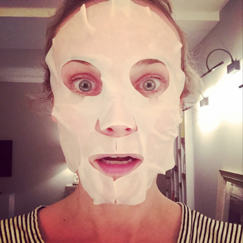 Diane Kruger. Mặt nạ dạng giấy luôn là sự lựa chọn hoàn hảo cho các quý cô bận rộn. Diane luôn tranh thủ đắp mặt bất cứ khi nào có thời gian rảnh rỗi.