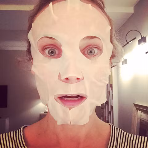 Diane Kruger. Mặt nạ dạng giấy luôn là sự lựa chọn hoàn hảo cho các quý cô bận rộn. Diane luôn tranh thủ đắp mặt bất cứ khi nào có thời gian rảnh rỗi.