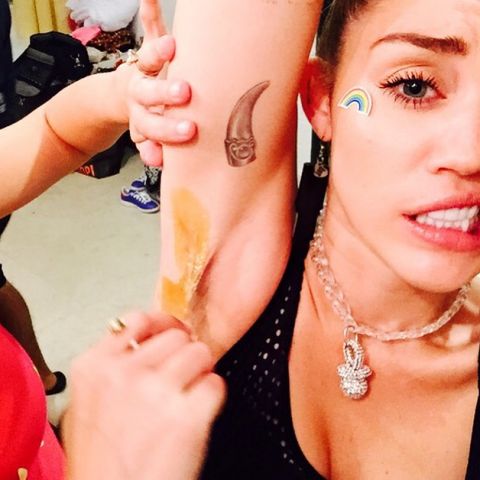 Miley Cirus. Miley từng khiến cả thế giới sửng sốt với kiểu đại tu nhan sắc quái chiêu: nhuộm màu cho lông nách. Giờ đây, cô nàng lại không ngần ngại công bố bức ảnh "dọn dẹp" đống lông màu với gương mặt khá đau đớn.