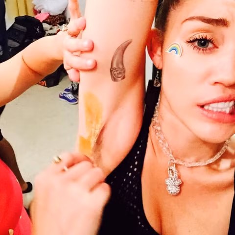 Miley Cirus. Miley từng khiến cả thế giới sửng sốt với kiểu đại tu nhan sắc quái chiêu: nhuộm màu cho lông nách. Giờ đây, cô nàng lại không ngần ngại công bố bức ảnh "dọn dẹp" đống lông màu với gương mặt khá đau đớn.