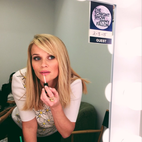 Reese Witherspoon. Với một đôi môi mỏng, Reese luôn chăm sóc và khiến chúng trở nên gợi cảm hơn với những thỏi son bóng tone màu nhã nhặn.