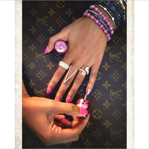 Beyonce. Thật khó tin, nhưng đây lại hoàn toàn là sự thật. Beyonce đã tự sơn màu hồng neo cho toàn bộ 10 ngón tay của mình mà không cần đến bất cứ thợ sửa móng nào.