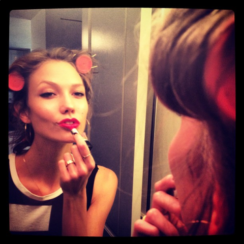 Karlie Kloss. Nếu muốn căn chỉnh dáng môi và to son một cách dễ dàng nhất, bạn hãy học tập theo Karlie Kloss: sử dụng bút kẻ viền môi đi viền tỉ mỉ trước khi tô son.