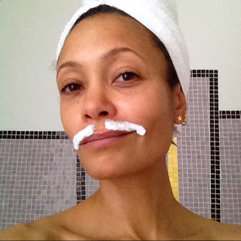 Thandie Newton. Là phụ nữ, bạn không nên để những sợi ria mép kém nữ tính. Hãy học tập Thandie Newton tẩy bay chúng với kem tẩy dành riêng cho khu vực nhạy cảm này.
