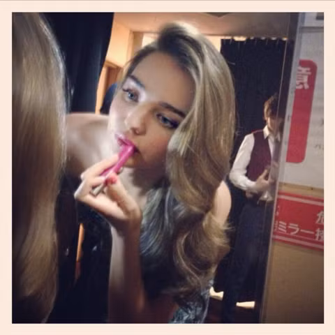 Miranda Kerr. Mọi cử động dù là nhỏ nhất của Miranda cũng toát lên vẻ quyến rũ. Thậm chí, ngay cả khi cô kín đáo tô lại son trong một căn phòng kín cũng khiến người khác phải ghen tị vì vẻ quyến rũ một cách tự nhiên.