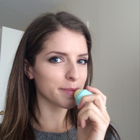 Anna Kendrick. Da môi là vùng da vô cùng nhạy cảm. Chúng rất dễ mất nước, khô và bong tróc dù thời tiết nóng hay lạnh. Vì vậy, đừng bao giờ quên mang những thỏi son dưỡng theo túi xách giống như Anna Kendrick. Bức ảnh này tiết lộ cô nàng là "fan" của son trứng.