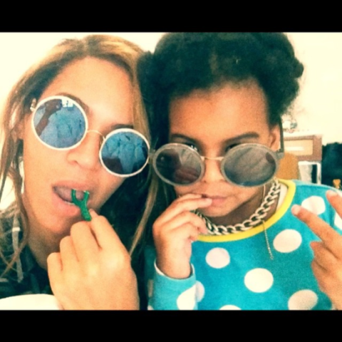Beyonce và Blue Ivy. Chăm sóc răng miệng lúc nào cũng vô cùng quan trọng. Nhưng đối với cặp mẹ con nổi tiếng này thì chăm sóc răng cũng phải đi liền với thời trang nữa!