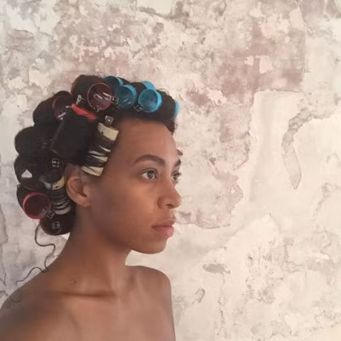 Solange Knowles. Những chiếc lô cuốn to bản nhiều màu sắc này sẽ giúp cô có một mái tóc nâu gợn sóng óng ả!