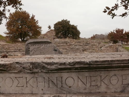 Trong đó, thành phố thứ 6 có quy mô lớn và tráng lệ, tương đồng với mô tả của sử gia Homer vể thành Troy.