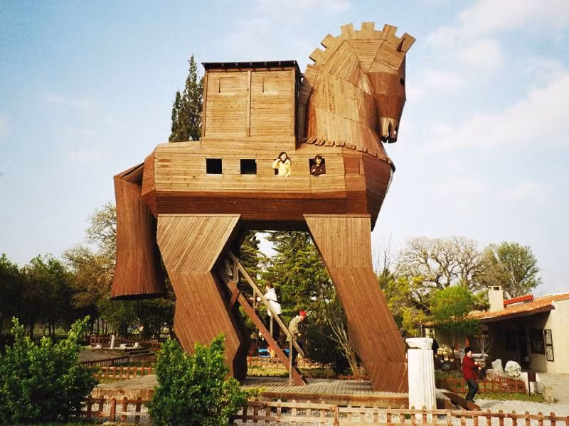 Theo truyền thuyết, đây là nơi diễn ra cuộc vây hãm thành Troy nổi tiếng mà người Hy Lạp dùng chiến thuật "con ngựa thành Troy" để mở cổng thành từ bên trong và tràn vào hủy diệt thành phố này.