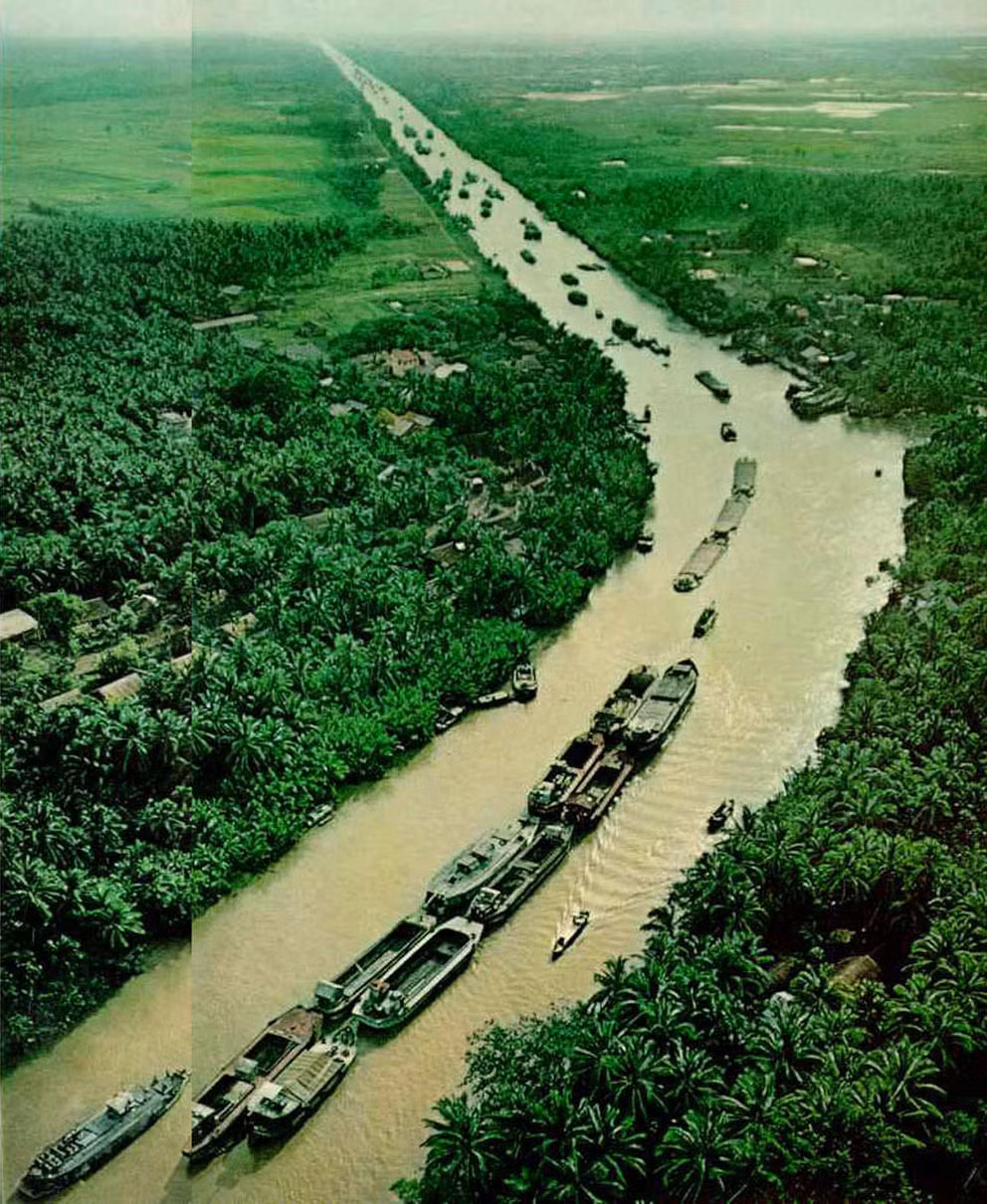 Đoàn tàu vận tải được tàu vũ trang hộ tống trên kênh Chợ Gạo. Đoàn tàu này đang di chuyển về Sài Gòn.