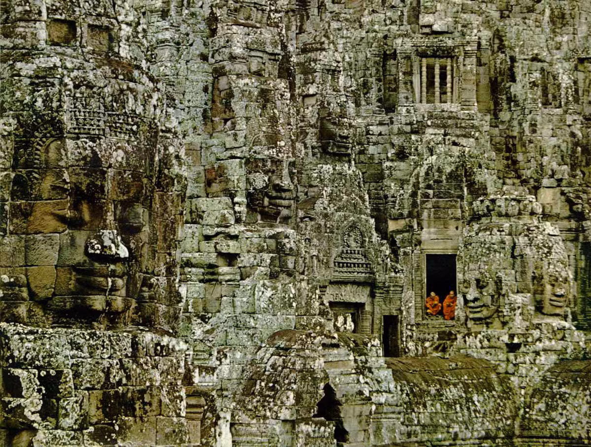 Hình bóng bé nhỏ của hai nhà sư ở ngôi đền Bayon, khu phế tích Angkor Thom của vương quốc Khmer - vương quốc từng cai trị vùng hạ lưu sông Mekong trong quá khứ.