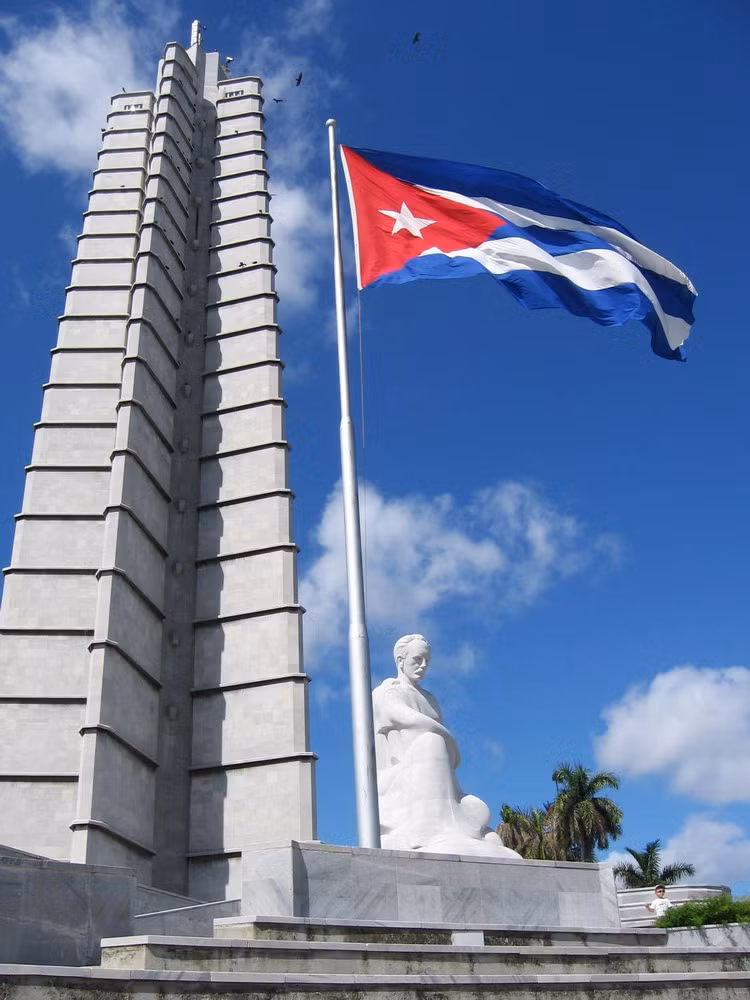 Tượng đài nhà cách mạng Jose Marti là địa điểm mà bất cứ du khách nào cũng ghé thăm khi đến thủ đô Havana của Cuba. José Julián Martí Pérez (1853–1895) là lãnh tụ của phong trào độc lập Cuba khỏi Tây Ban Nha, đồng thời là một nhà thơ và nhà văn nổi tiếng. Ông được xem là anh hùng dân tộc Cuba.