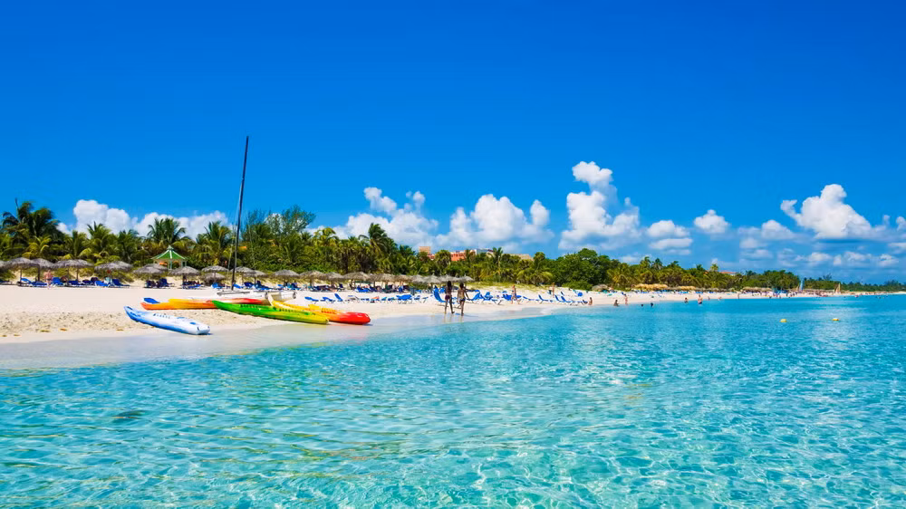 Về mặt thiên nhiên, hình ảnh đặc trưng của đất nước Cuba là những hòn đảo cận nhiệt đới tươi đẹp với những dải bờ biển xanh ngắt trải dài, luôn tràn ngập ánh nắng mặt trời...