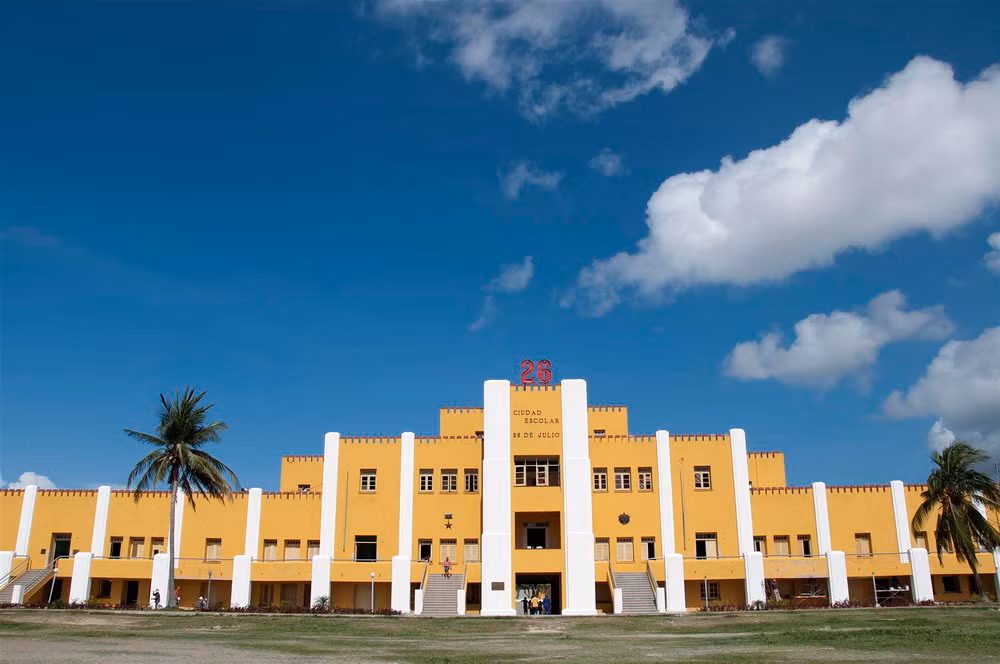 Pháo đài Moncada là một địa danh lịch sử nổi tiếng thế giới của Cuba. Đây là nơi nhà cách mạng Fidel Castro cùng các đồng đội nổ súng tấn công quân đội của chế độ độc tài Batista ngày 26/7/1953, mở màn cho cuộc cách mạng do ông lãnh đạo.