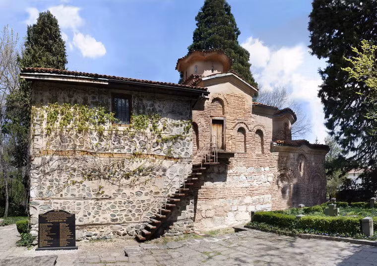 Nhà thờ này cũng là một ví dụ điển hình cho kiến trúc nhà thờ được xây dựng theo phong cách Hy Lạp Trung cổ với mái vòm, mặt tiền được trang trí bằng gốm và một cây thánh giá ở tiền sảnh