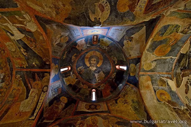 Theo thống kê, có tổng cộng có 89 khung cảnh với 240 hình ảnh con người được mô tả trên các bức tường của nhà thờ.