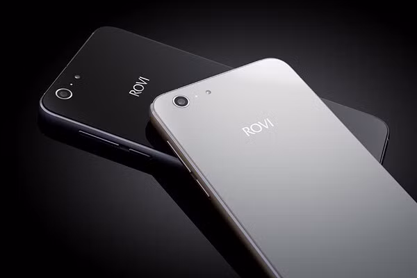 Sẵn sàng đối đầu với hàng loạt đối thủ từ phân khúc tầm trung tới cao cấp như Zenfone 2, iPhone 6 plus, Galaxy S6,… HERO X được nhắm tới đối tượng khách hàng chuộng vẻ đẹp thời trang sành điệu, với màn hình lớn và cấu hình mạnh mẽ cùng một mức giá thật sự khó tin, đây hứa hẹn sẽ là chiếc phablet “bom tấn” từ ROVI sẽ khiến cho tất cả người dùng khao khát.