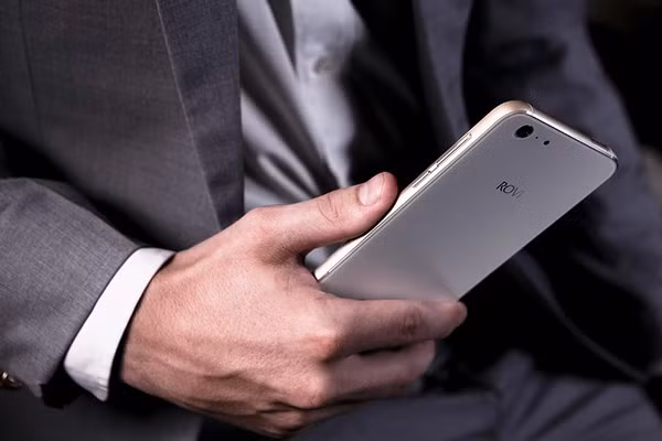 Màn hình 5,5 inches sử dụng kính cường lực Dragon Trail từ Nhật Bản có độ phân giải HD cho mật độ điểm ảnh 267ppi (tương đương Retina của Apple). Màn hình lớn đang là xu thế khi các hãng lớn luôn có những sản phẩm “đinh” có kích thước trên 5,5 inches.