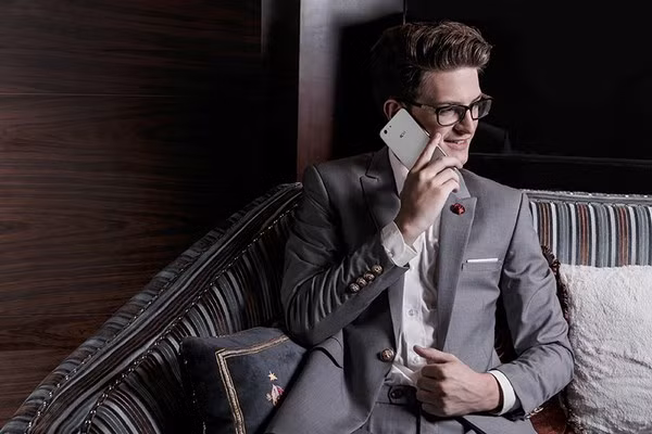 Rovi HERO X cho thời lượng sử dụng trên 1 ngày, với thời gian chờ ấn tượng lên đến 150 tiếng nhờ công nghệ pin mới nhất Li-Polymer dung lượng 2350mAh. Tuy máy nguyên khối nhưng vẫn có thể mở rộng bộ nhớ bằng thẻ micro SD dung lượng lên tới 64GB và hỗ trợ 2 sim nghe gọi 3G dùng song song.