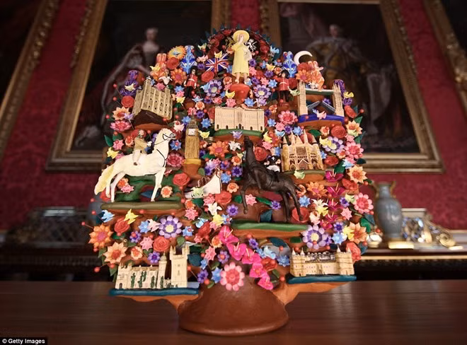 “Cây đời”, món quà của Enrique Pena Nieto, đương kim Tổng thống Mexico, trong triển lãm năm nay. Ảnh: Getty