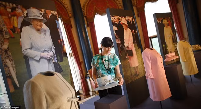 Nữ phục vụ chỉnh trang đồ dùng của Nữ hoàng trước giờ G. Ảnh: Getty