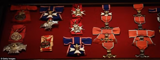 Các loại huân, huy chương trong phòng trưng bày tại Cung điện Buckingham. Năm 2014, Hoàng gia đón 62.000 khách, chủ yếu là tới các bữa tiệc ngoài trời. Ngoài ra, mỗi dịp triển lãm hè hàng năm diễn ra, hơn nửa triệu du khách sẽ tới thăm cung điện và trả phí. Nguồn thu này sẽ dùng để duy trì hoạt động của cung điện. Năm nay, du khách sẽ được chiêm ngưỡng bữa tiệc thịnh soạn trong phòng tiệc tiếp lãnh đạo thế giới, một hoạt động chưa có tiền lệ đối với dân thường. Ảnh: Getty